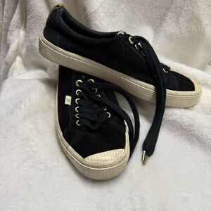 Krost cariuma Black Canvas Sneakers with Gold Eyelets size 9
